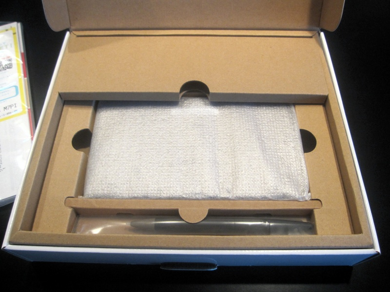 Illustration for article titled DSi LL Unboxing